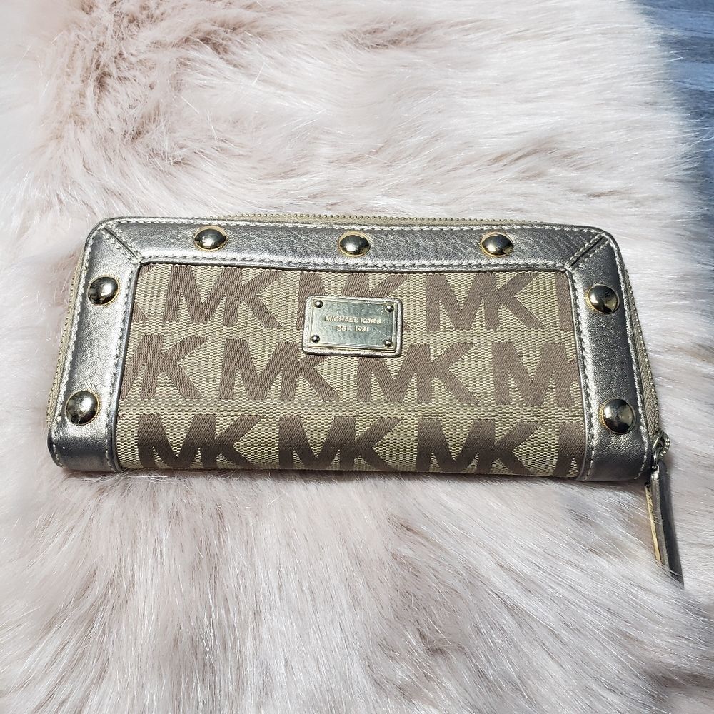 100% authentic Micheal Kors jet set wallet